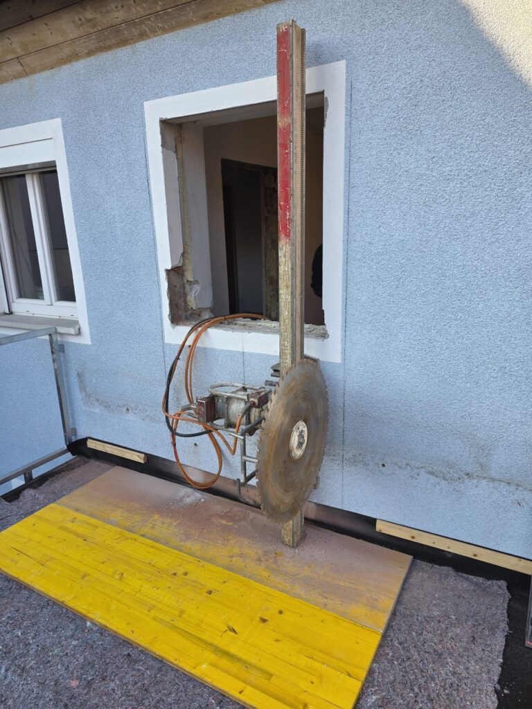 Fenster- und Tuerenmontage von Handwerk Schmidt in Roth